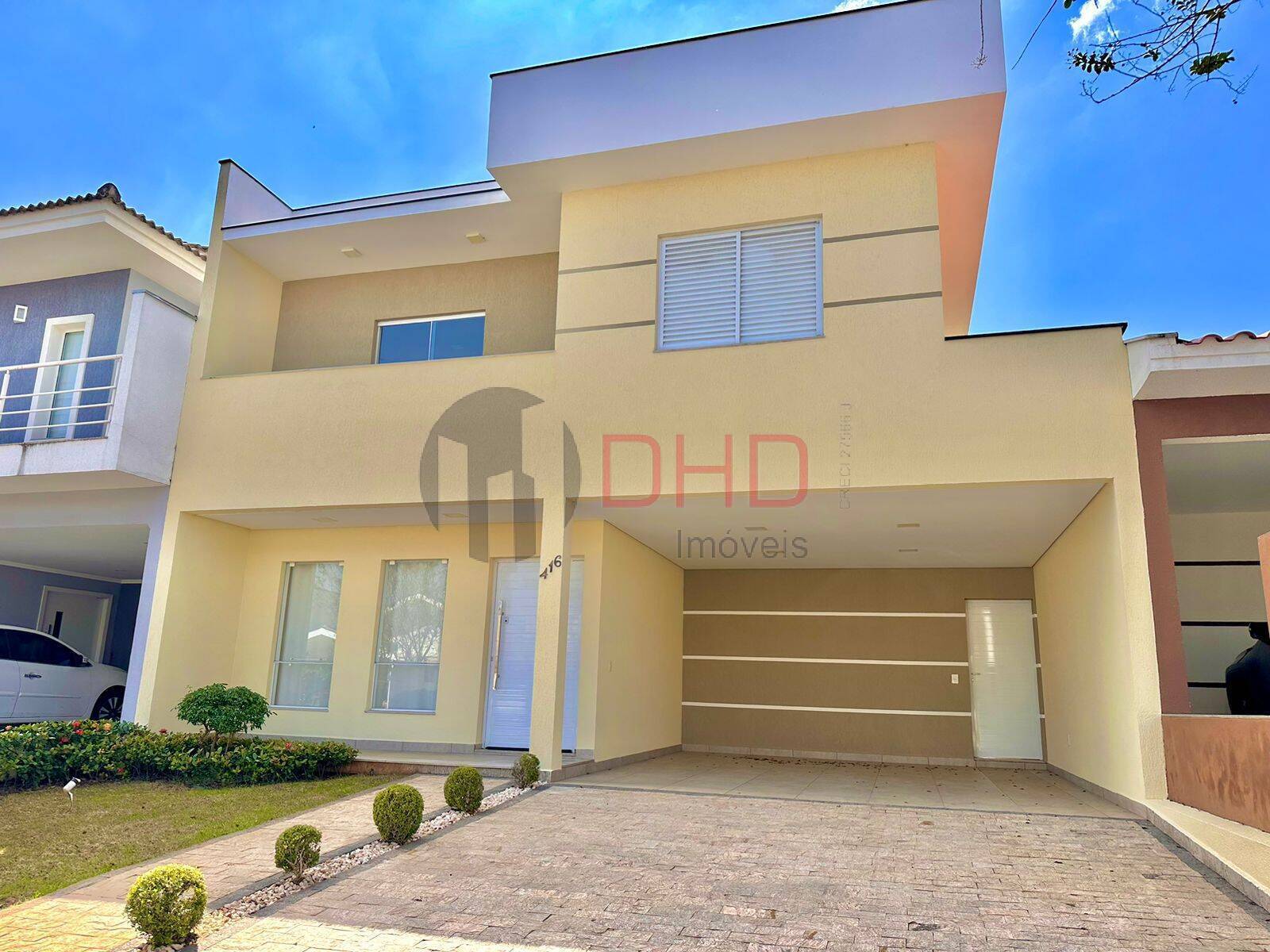 Casa de Condomínio à venda com 3 quartos, 242m² - Foto 1