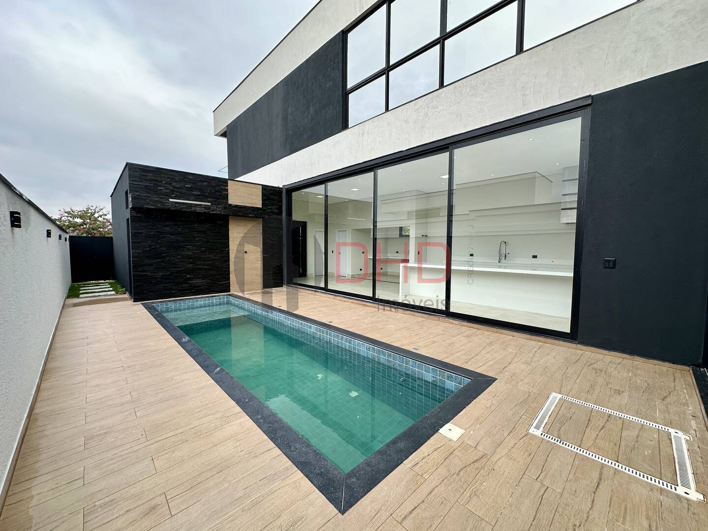 Casa de Condomínio à venda com 3 quartos, 360m² - Foto 1